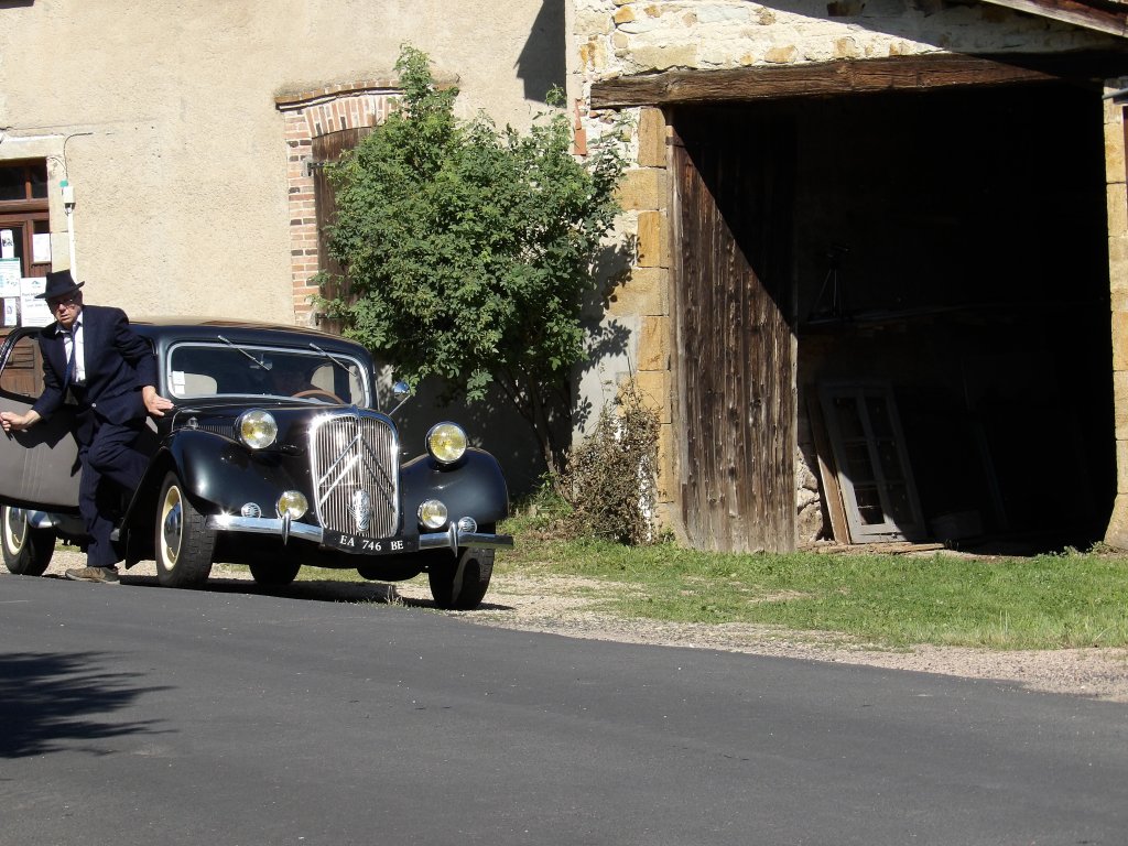 Reconstitution d'une liaison clandestine de la résistance - arrivé de l'émetteur clandestin
