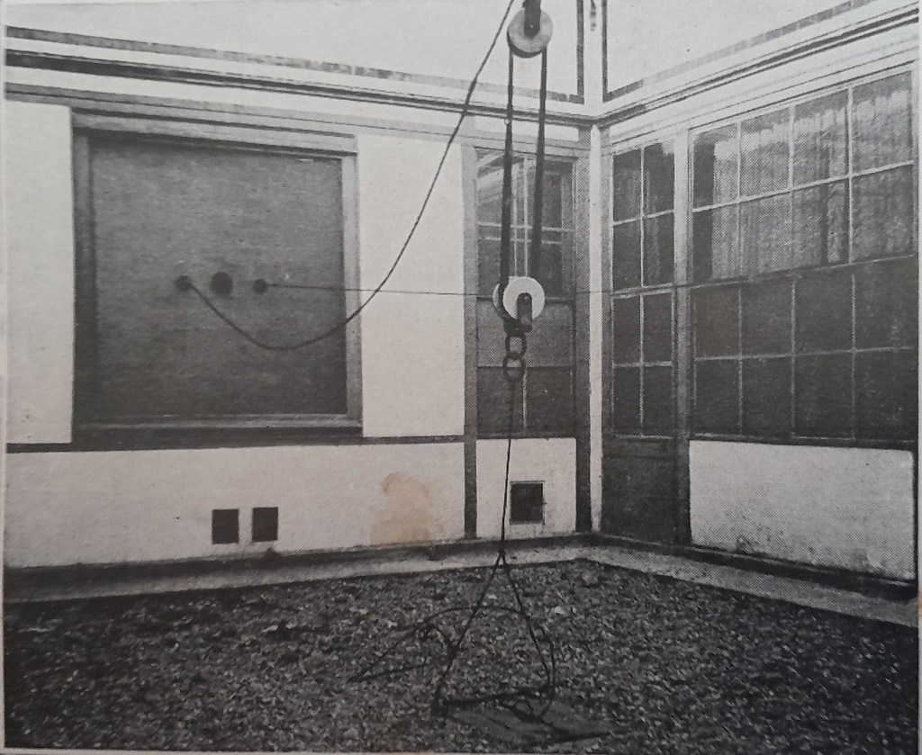 La cour du bunker l’entrée du câble d’antenne