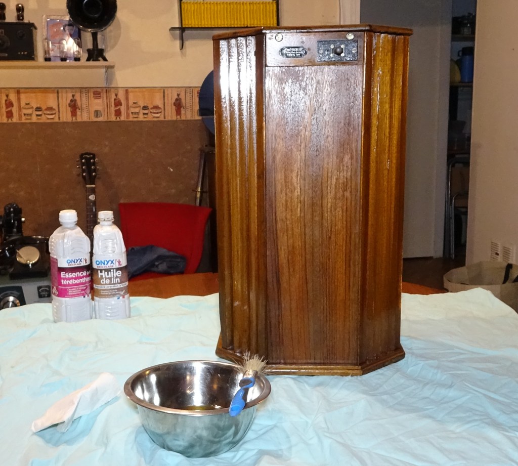 L'entretien des postes de radio en bois
