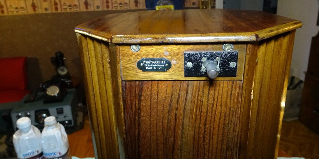 Nettoyage des ébénisteries de radio TSF